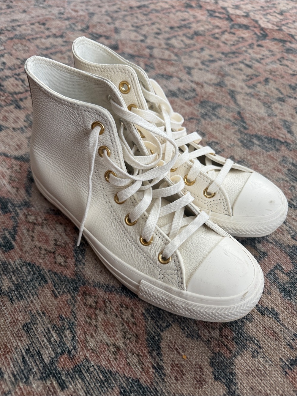 Converse All Star Chuck Taylor leather sz 8 cream/gold